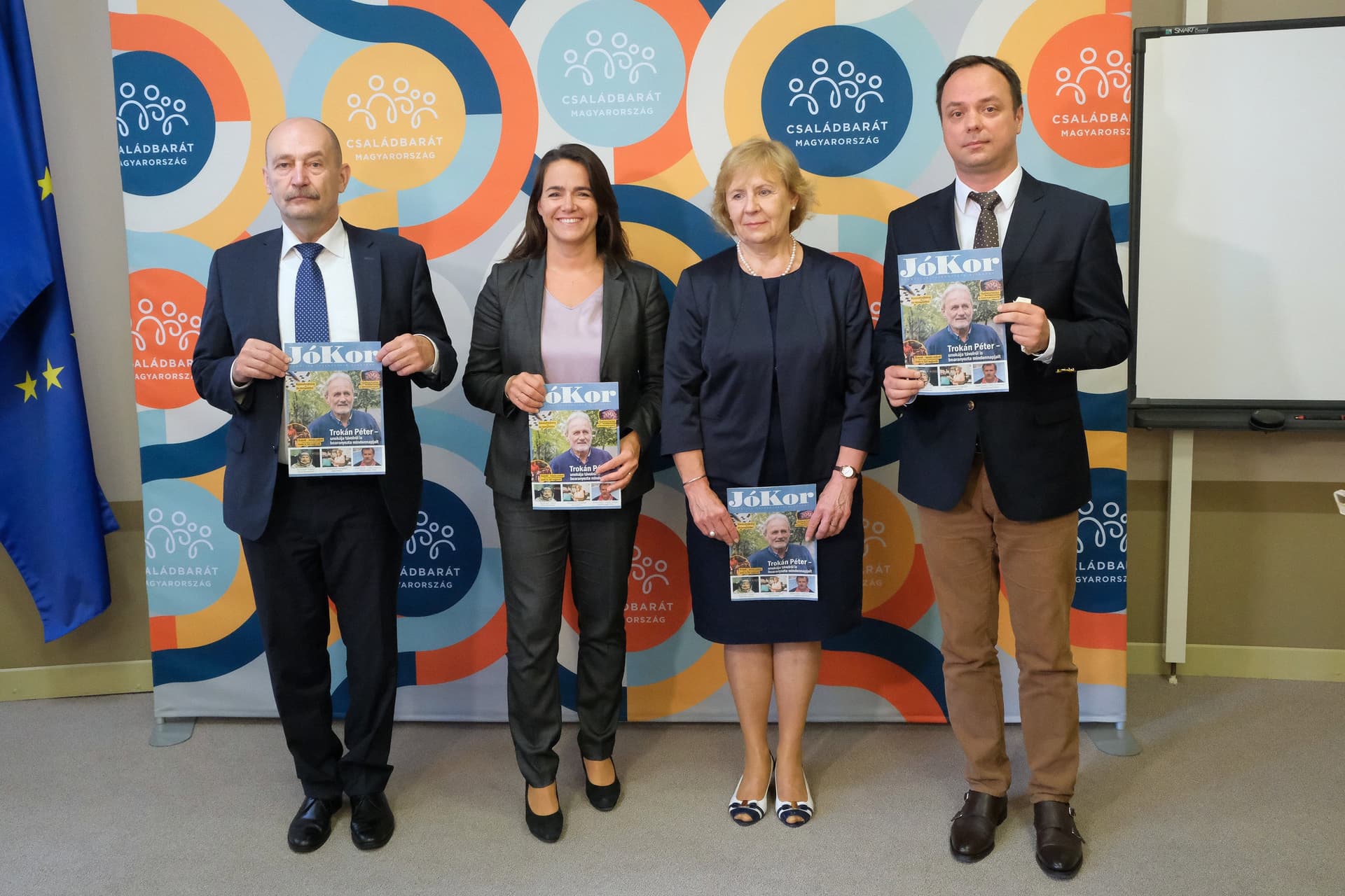 Jókor címmel tájékoztató magazint kapnak a nyugdíjasok