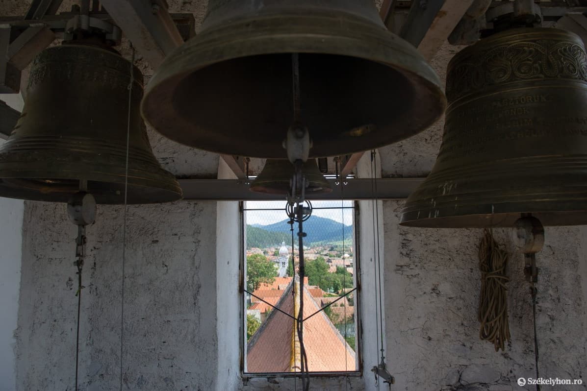 Erdélyben megkondultak a harangok a magyar egyházak templomaiban