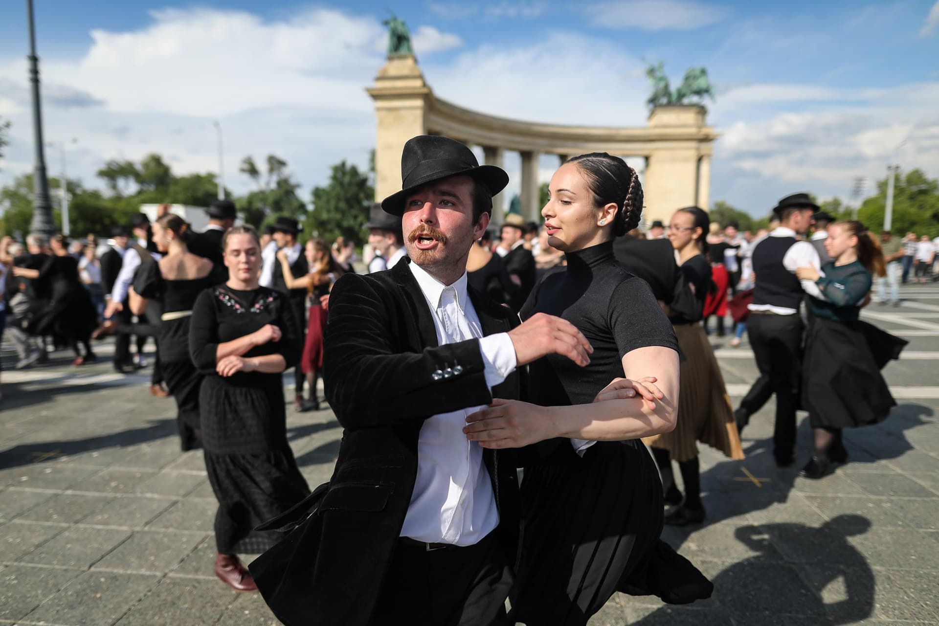 Száz néptáncos emlékezett a Trianon-évfordulóra a Hősök terén