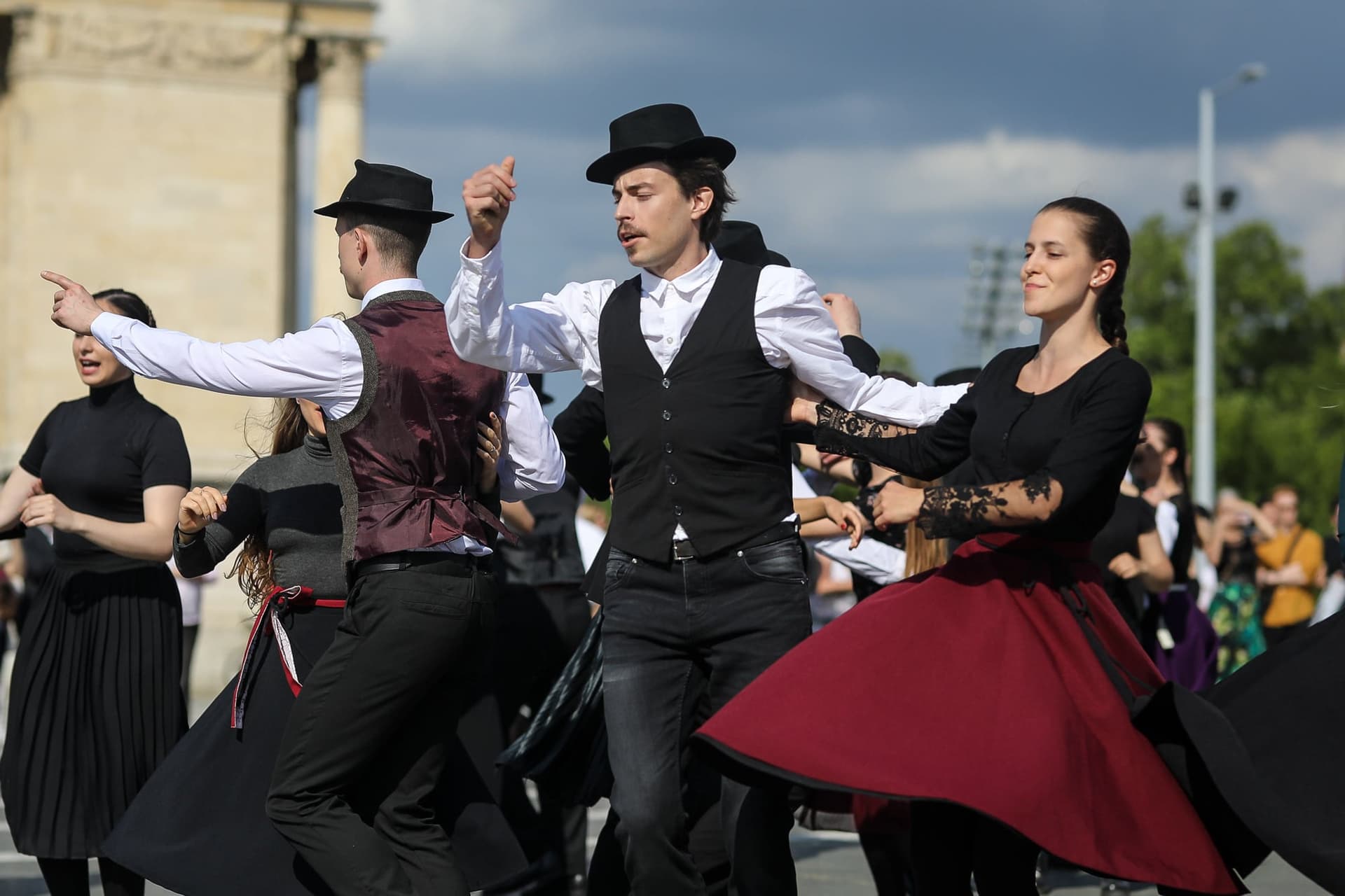 Néptáncosok a Hősök terén - Trianon 100