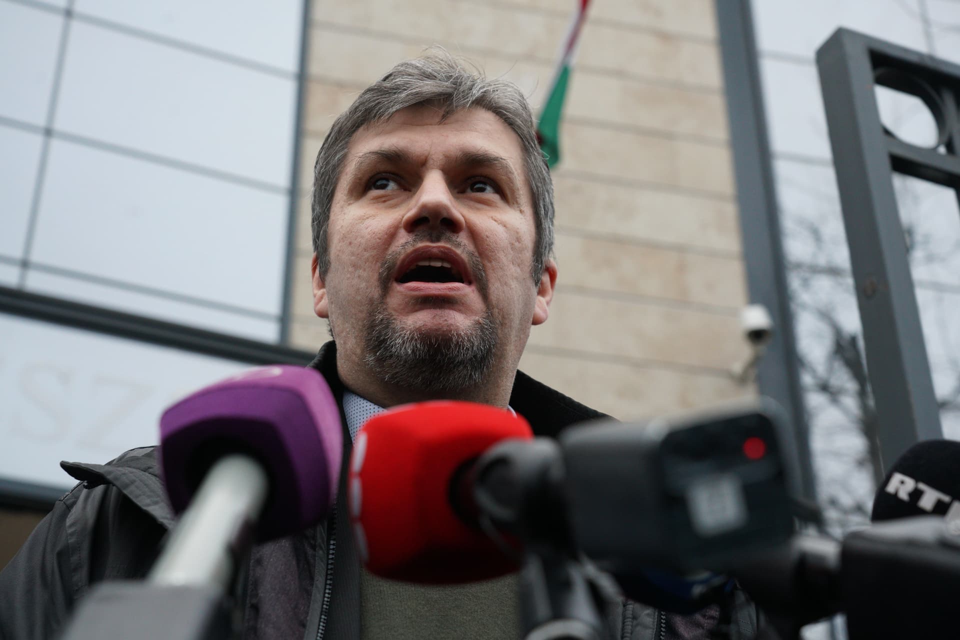 Hadházy Ákos saját szavazóival fizetteti ki a politikai akcióit