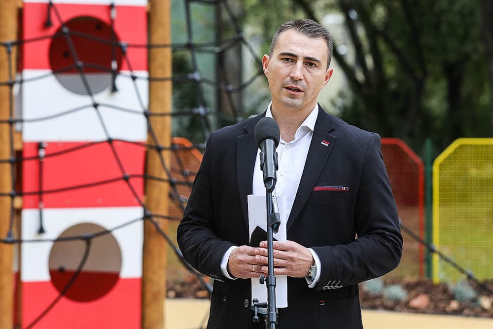 Mozgássérültek számára is használható játszótér