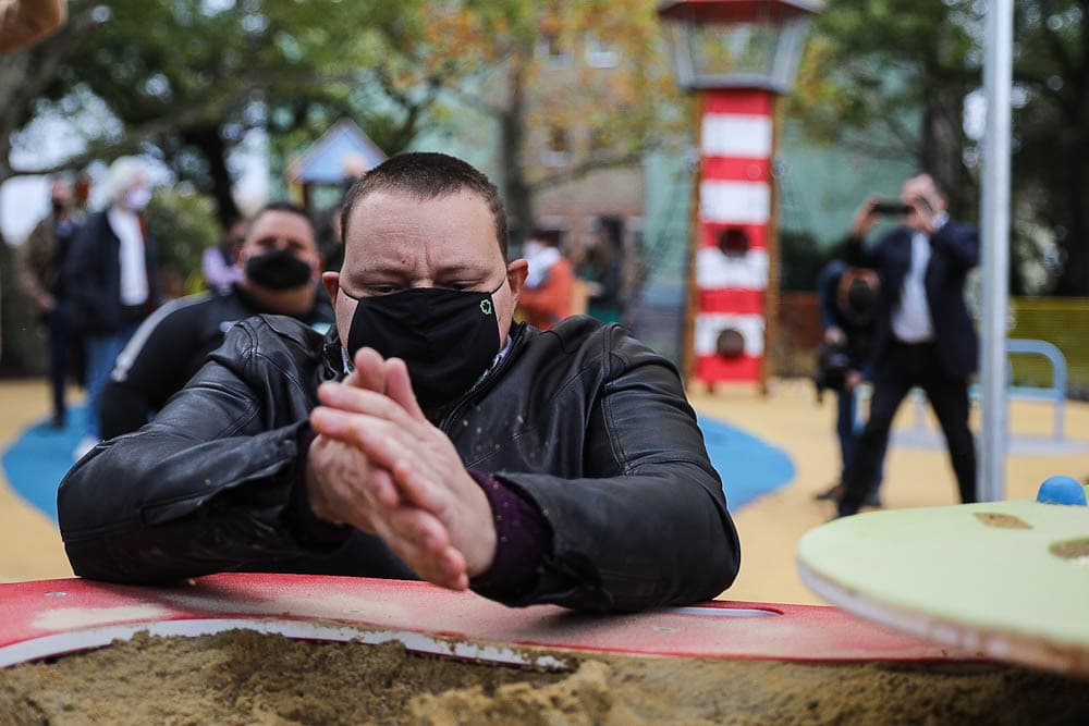 Mozgássérültek számára is használható játszótér