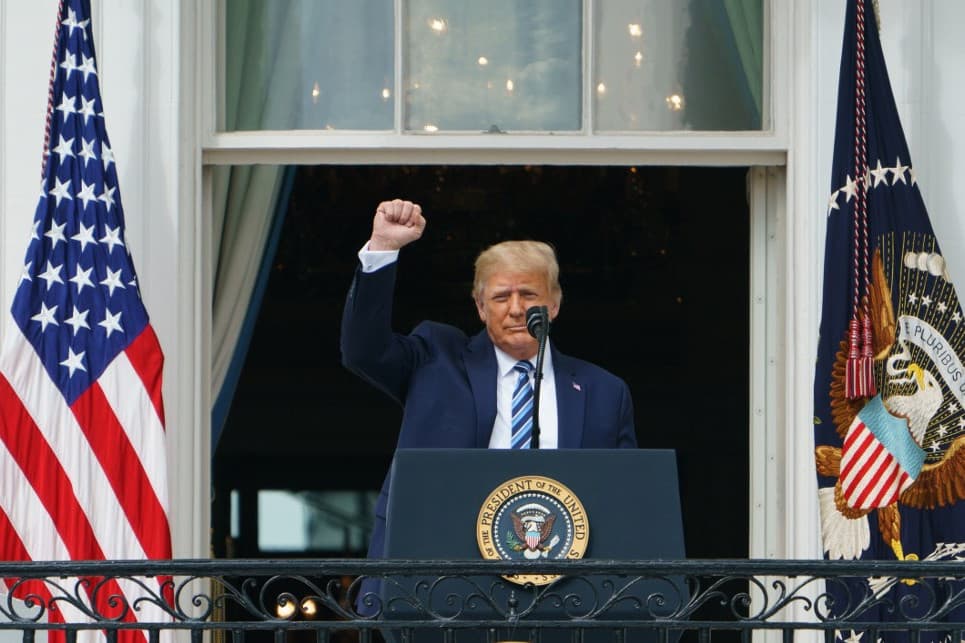 Trump először jelent meg a nyilvánosság előtt megfertőződése óta