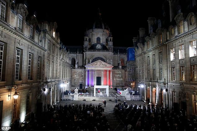 Macron a köztársaság megtestesítőjének nevezte a meggyilkolt tanárt
