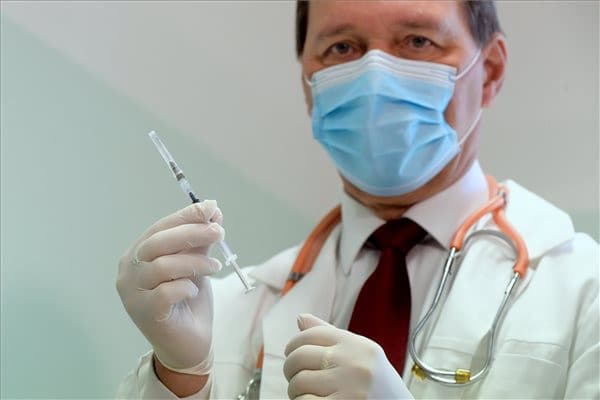 Szlávik János: Jók a tapasztalatok az oltóanyaggal kapcsolatban