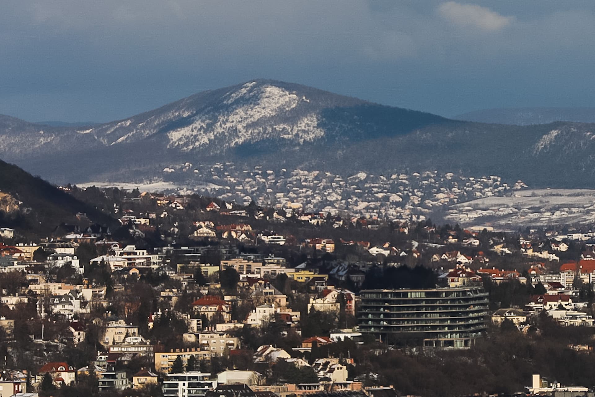 Számos embert kellett kimenteni a jeges vízből, mert beszakadt egy befagyott tó jege Angliában