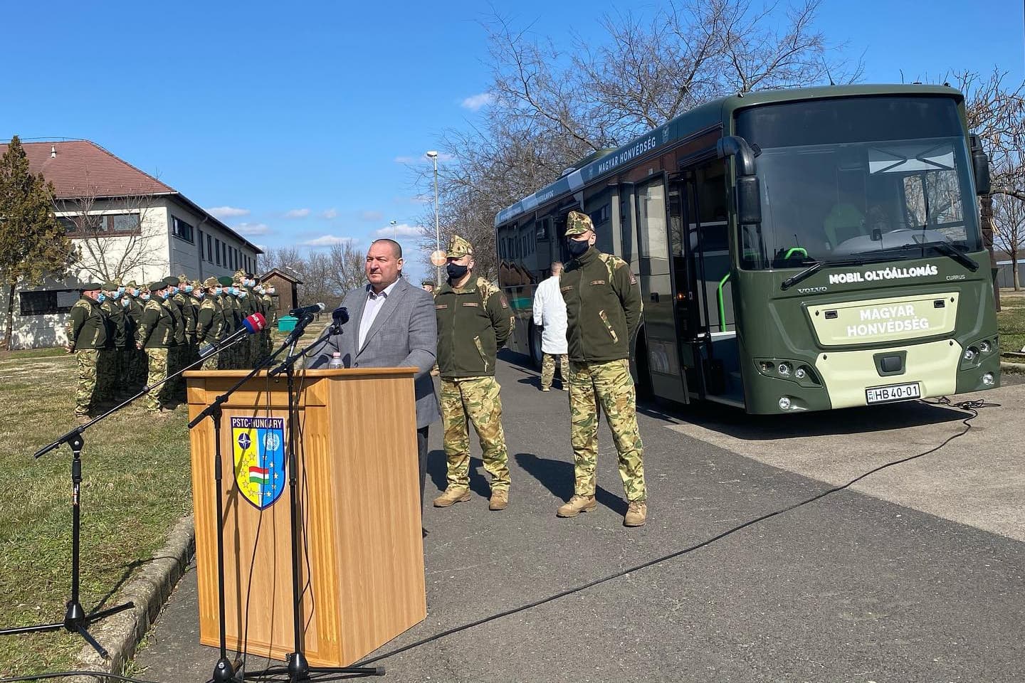 Oltóbusszal vesz részt a honvédség a védekezésben