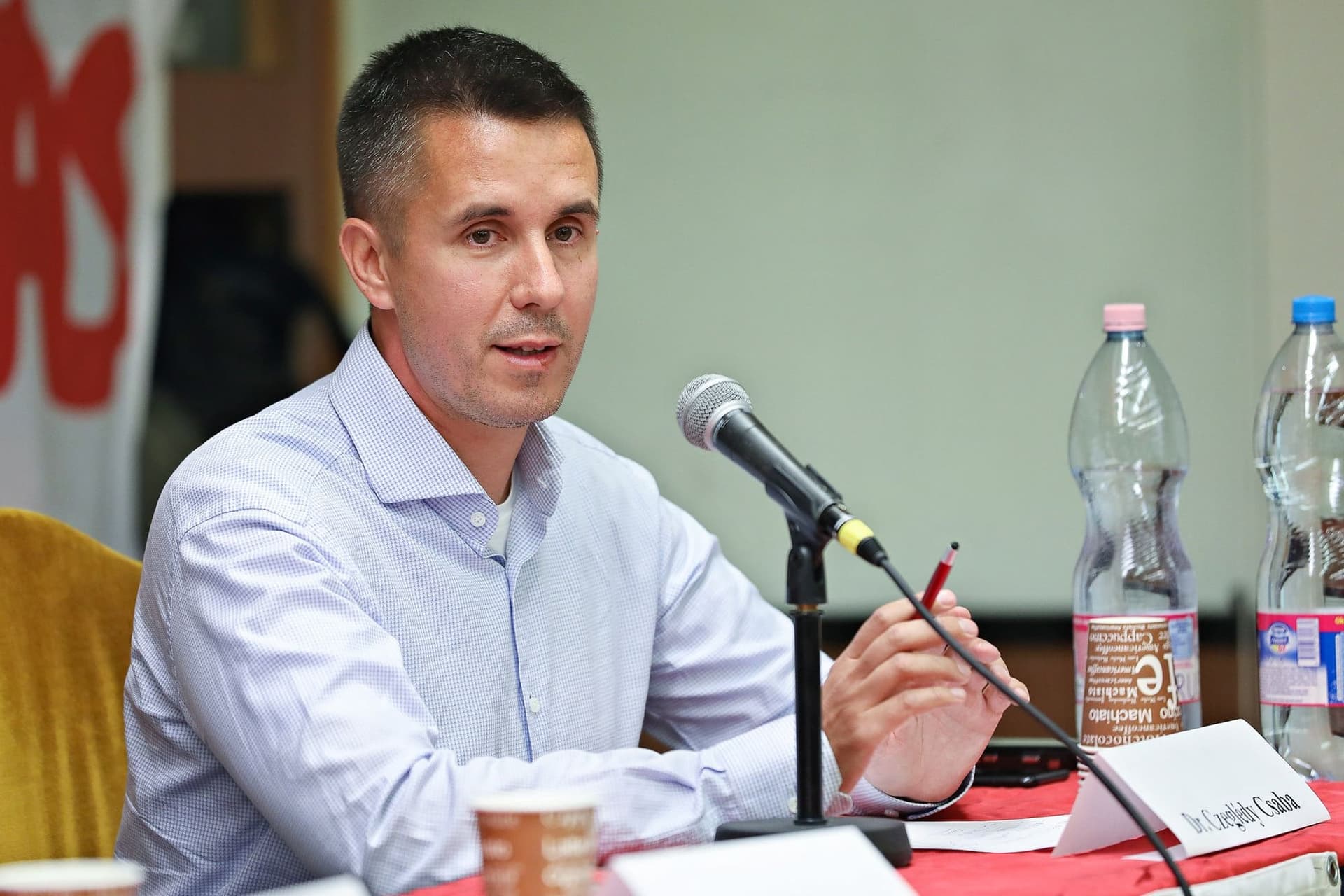 Czeglédy Csaba mártírt szeretne magából csinálni