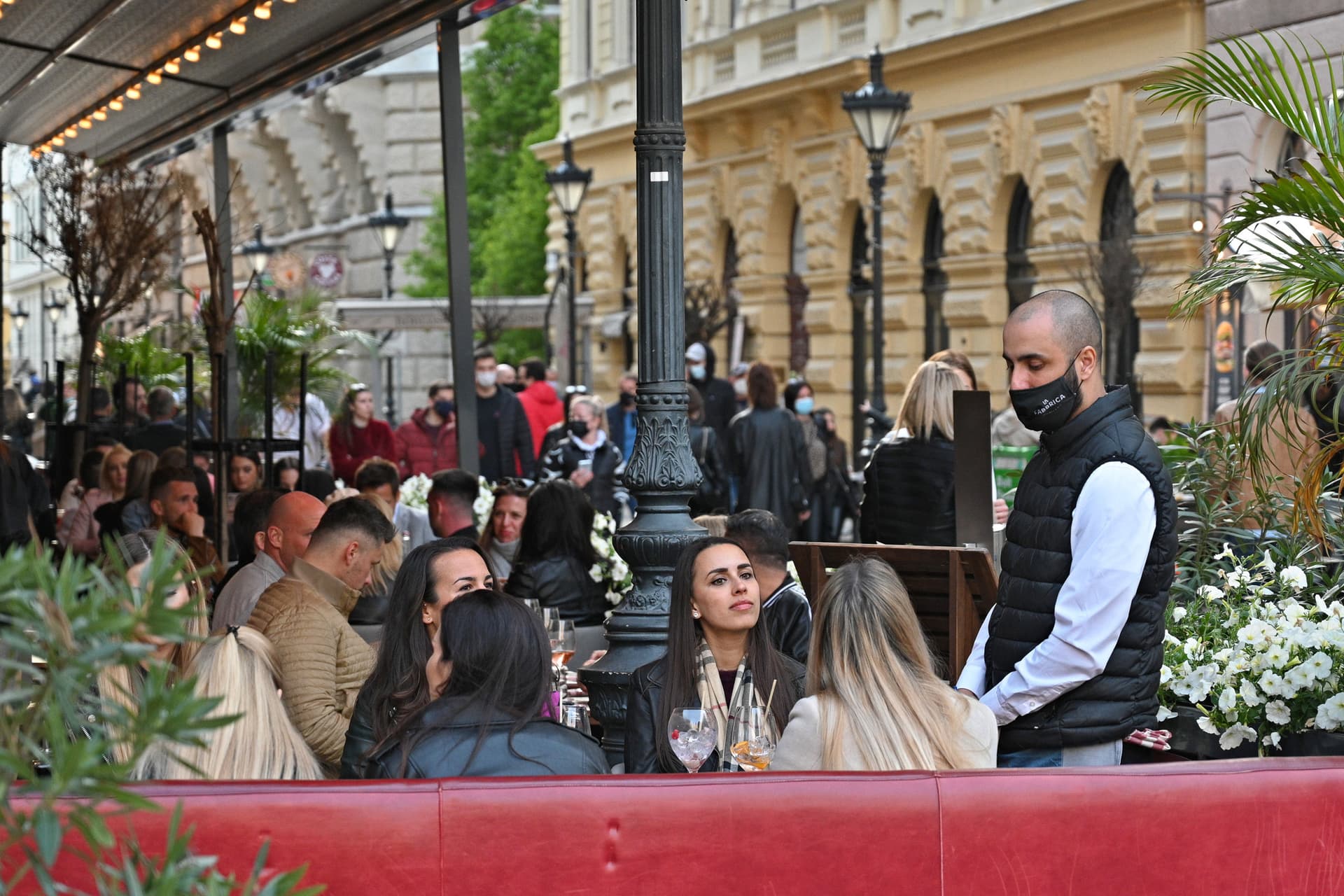 Megnyitottak a vendéglátóhelyek teraszai