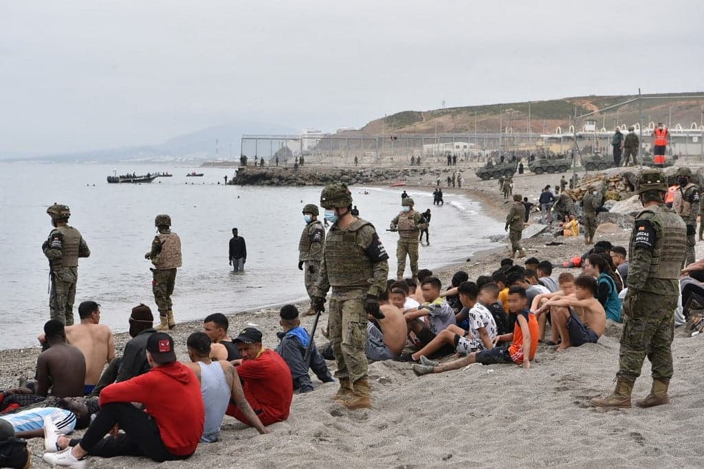 Több mint hatezer migráns jutott be illegálisan Ceutába egy nap alatt
