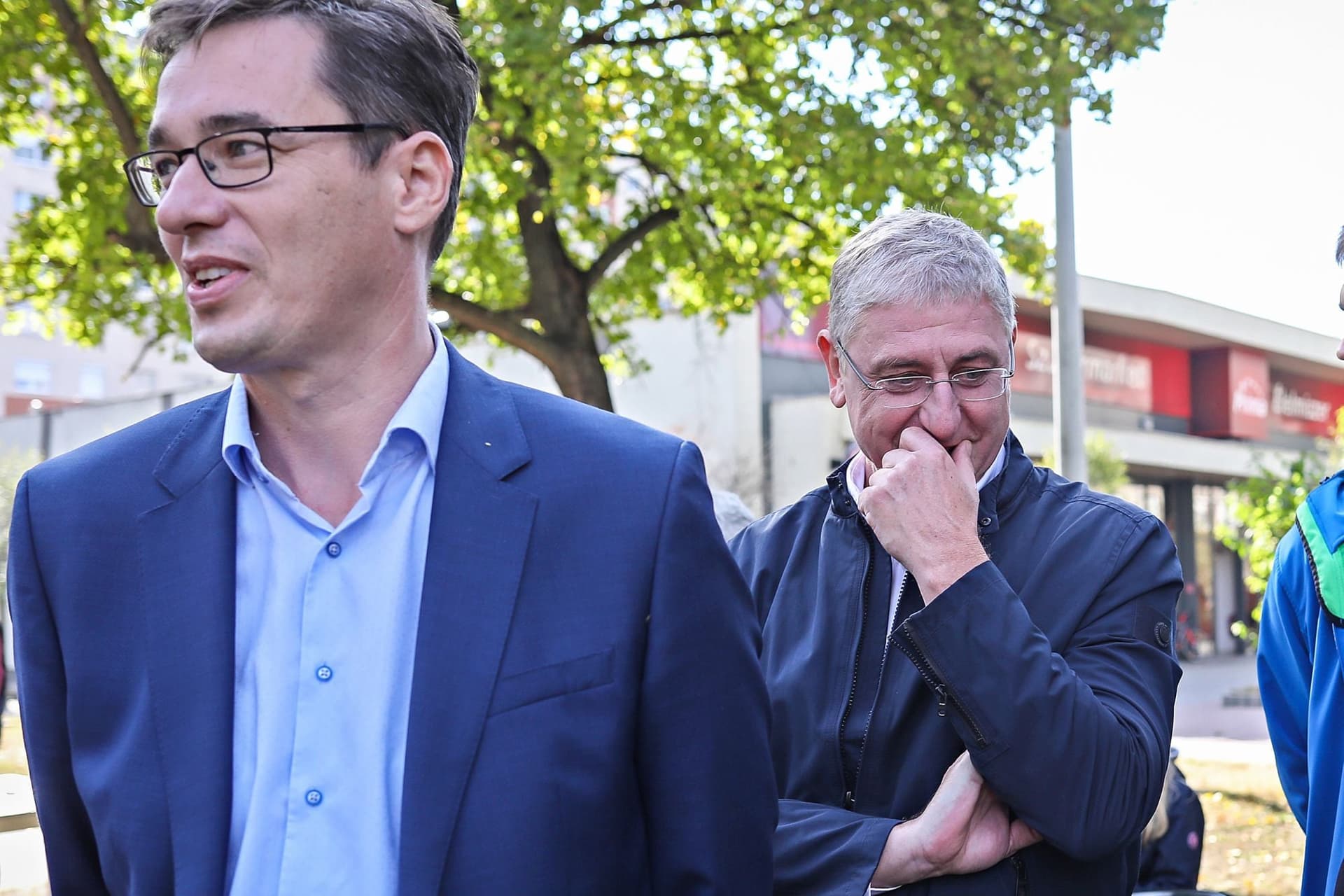 Gyurcsány krákogással jelzi Karácsonynak, ne válaszoljon az újságírónak