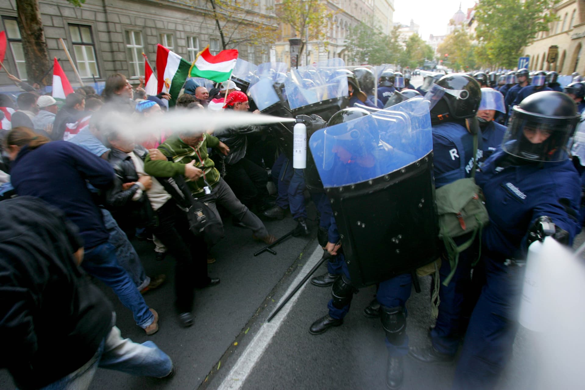 2006, rendőrség, gyurcsány, demonstráció, őszödi beszéd