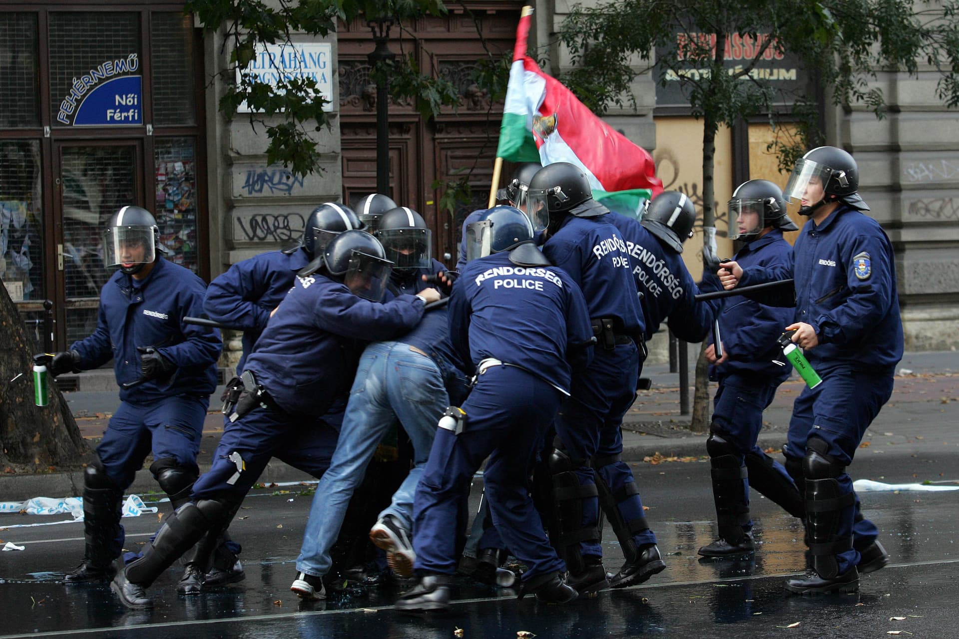 őszödi beszéd, rendőri brutalitás, 2006, gyurcsány, demonstráció