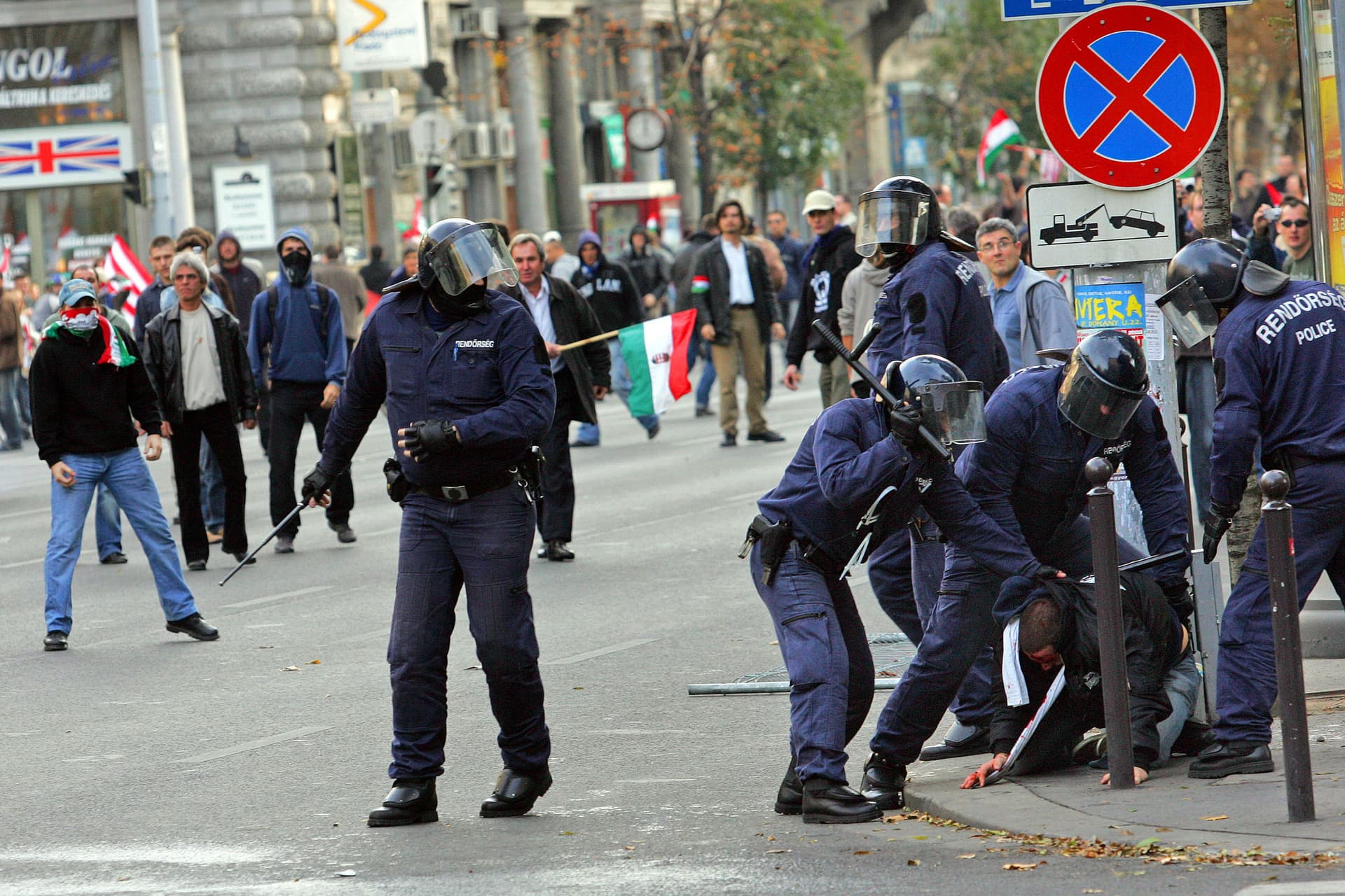 rendőri brutalitás, gyurcsány, őszödi beszéd, baloldal, 2006, tüntetés, demonstráció