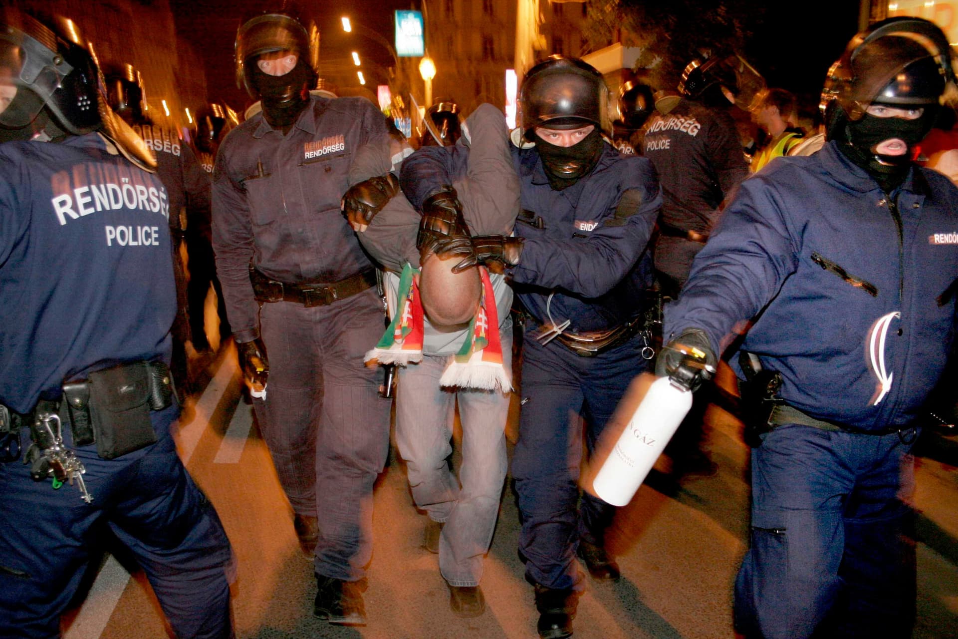 2006, tüntetés, őszödi beszéd, gyurcsány, baloldal, rendőrség, brutalitás