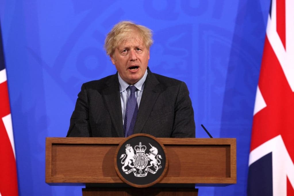 A brit kormány négy héttel elhalasztotta a korlátozások teljes feloldását
