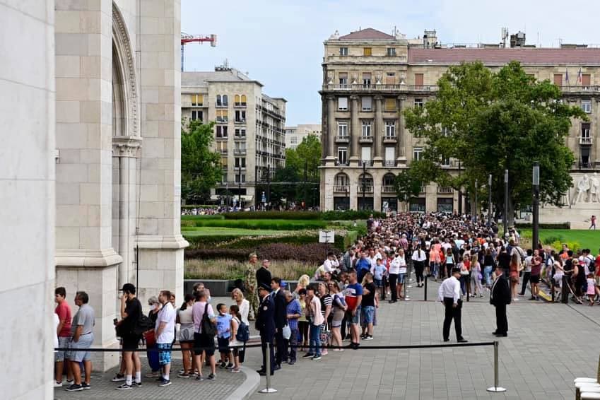 Csak szombaton több mint ötezren nézték meg a Szent Koronát