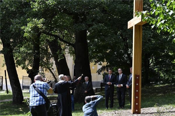 Eucharisztikus emlékkeresztet avattak a makkosmáriai kegyhelynél