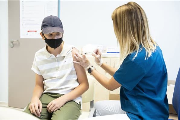 Eddig csaknem 48 ezer diákot regisztráltak a szülők iskolai oltásra