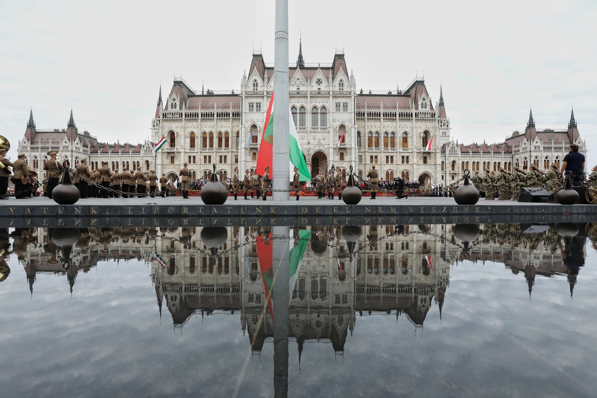 2021. augusztus 20. zászlófelvonás, tisztavatás