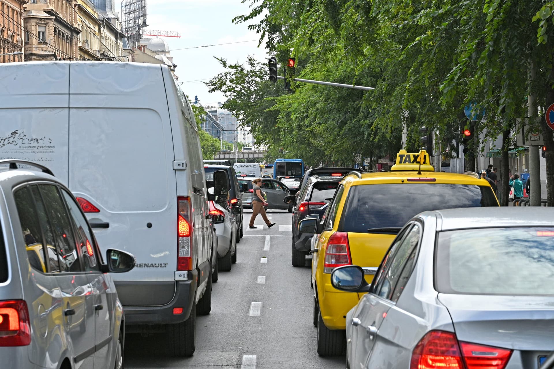A pirosnál tarolta le a motorost egy autós Budapesten + VIDEÓ