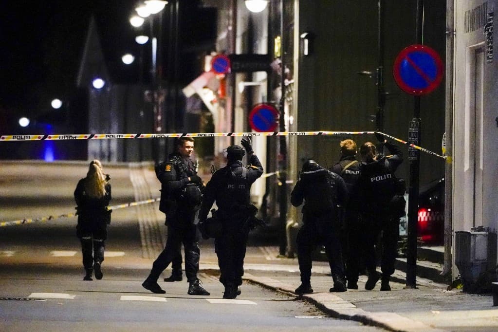 Rendőrök helyszínelnek az íjjal történt támadás dél-norvégiai Kongsberg kisvárosában
