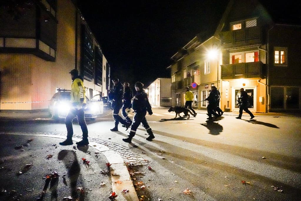 Rendőrök helyszínelnek az íjjal történt támadás dél-norvégiai Kongsberg kisvárosában