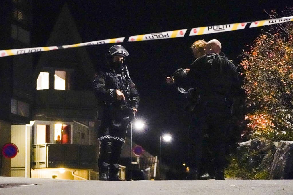Rendőrök helyszínelnek az íjjal történt támadás dél-norvégiai Kongsberg kisvárosában