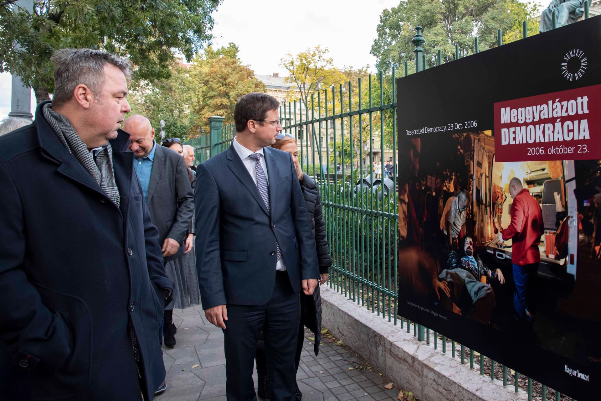 Meggyalázott demokrácia kerítéskiállítás