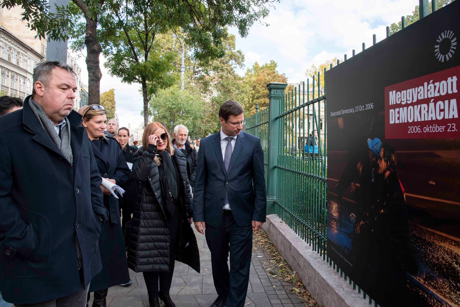 Meggyalázott demokrácia kerítéskiállítás