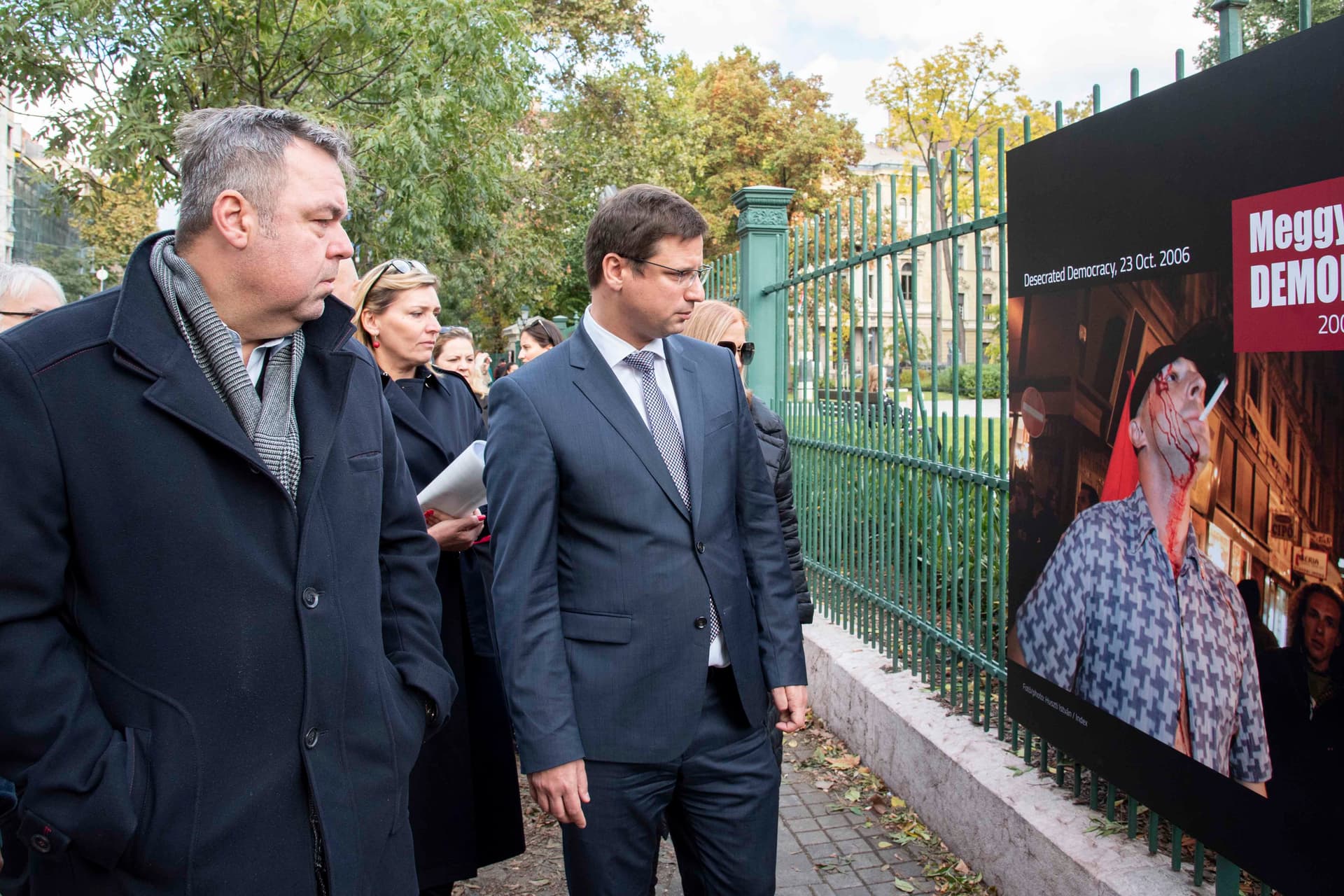 Meggyalázott demokrácia kerítéskiállítás