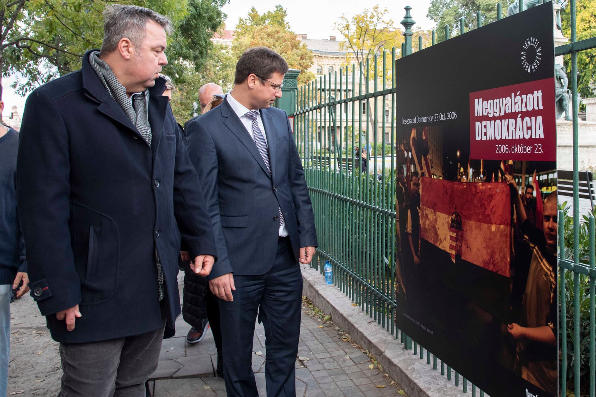 Meggyalázott demokrácia kerítéskiállítás