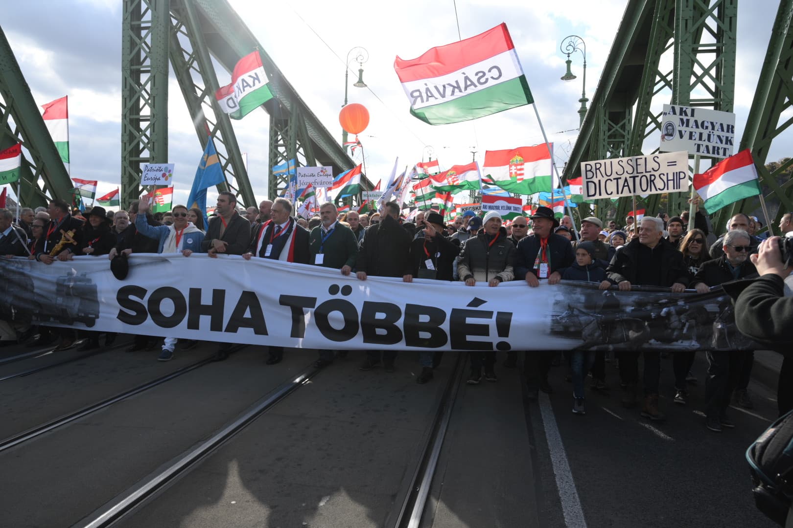 Rengetegen vettek részt az '56-os forradalom és szabadságharc 65. évfordulójának központi rendezvényén