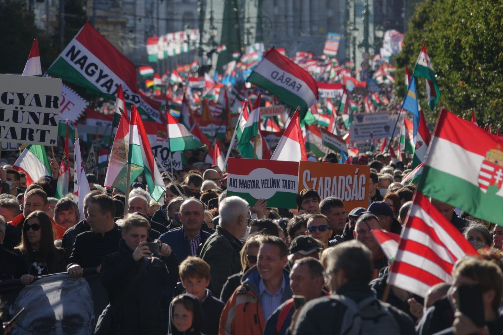 Rengetegen vettek részt az '56-os forradalom és szabadságharc 65. évfordulójának központi rendezvényén