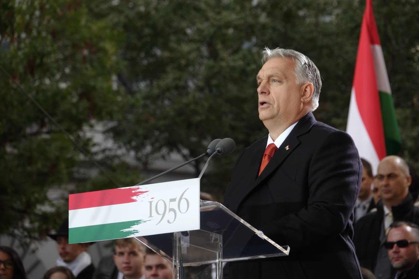 Hatalmas tömeg gyűlt össze Orbán Viktor kormányfő beszédére, melyet az '56-os forradalom és szabadságharc évfordulójának központi rendezvényén mond