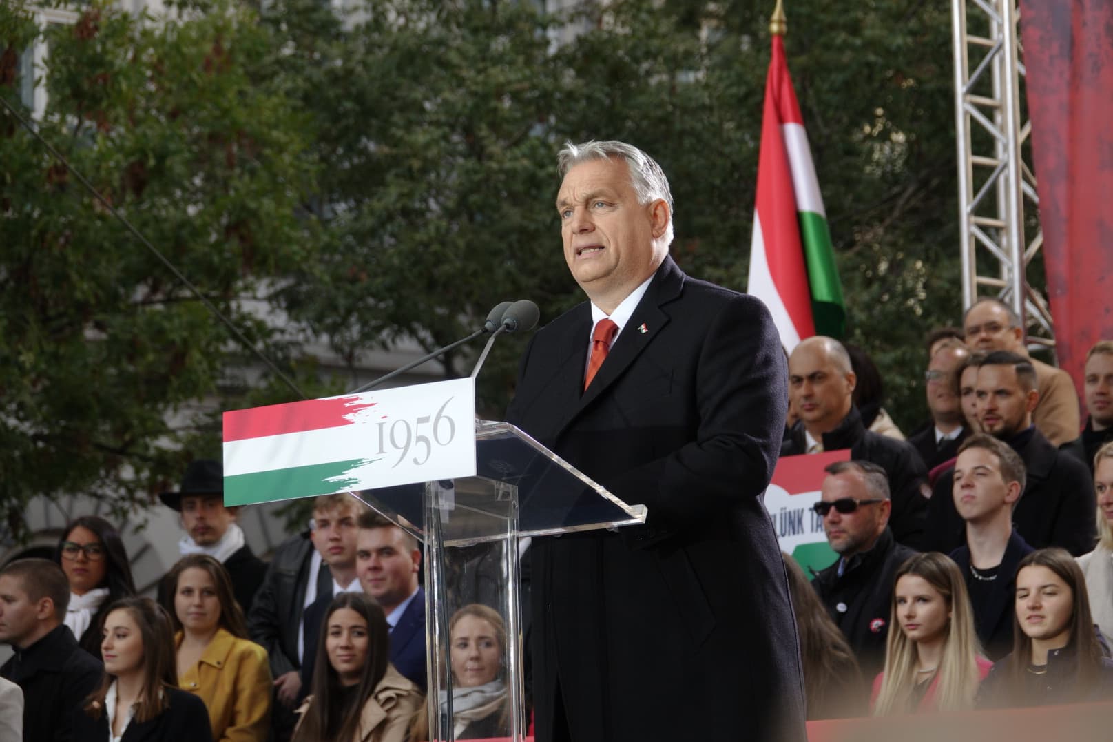 Hatalmas tömeg gyűlt össze Orbán Viktor kormányfő beszédére, melyet az '56-os forradalom és szabadságharc évfordulójának központi rendezvényén mond