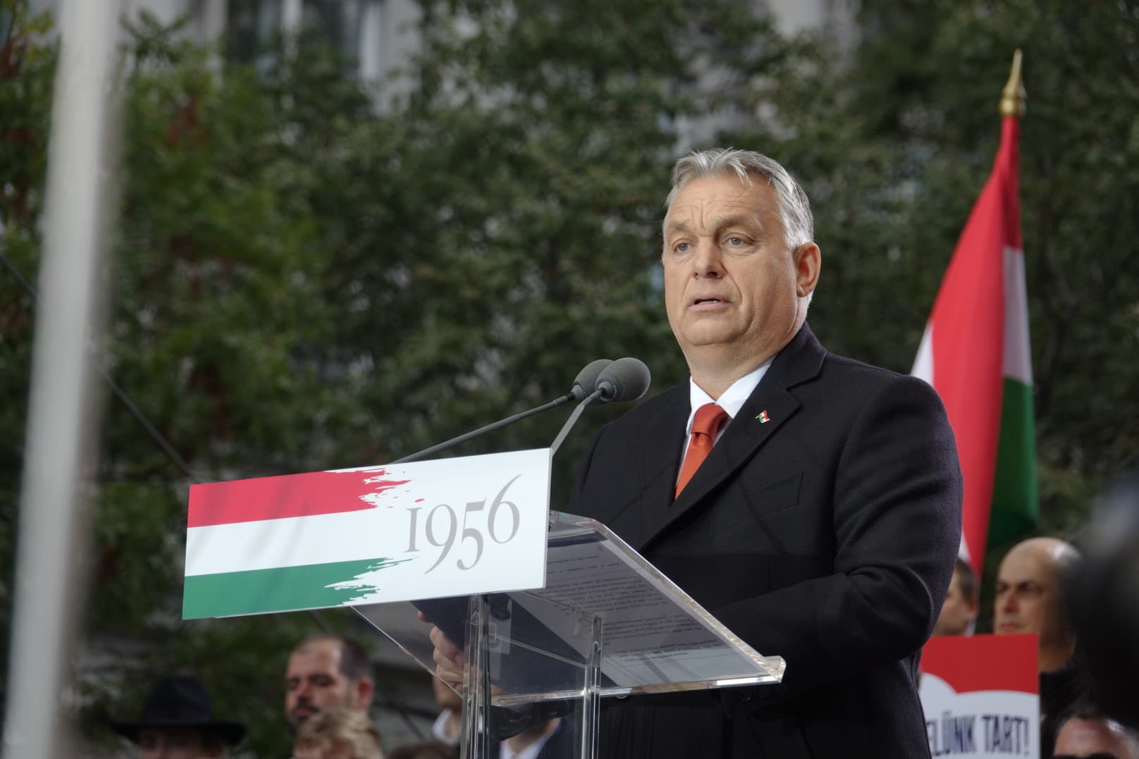 Hatalmas tömeg gyűlt össze Orbán Viktor kormányfő beszédére, melyet az '56-os forradalom és szabadságharc évfordulójának központi rendezvényén mond