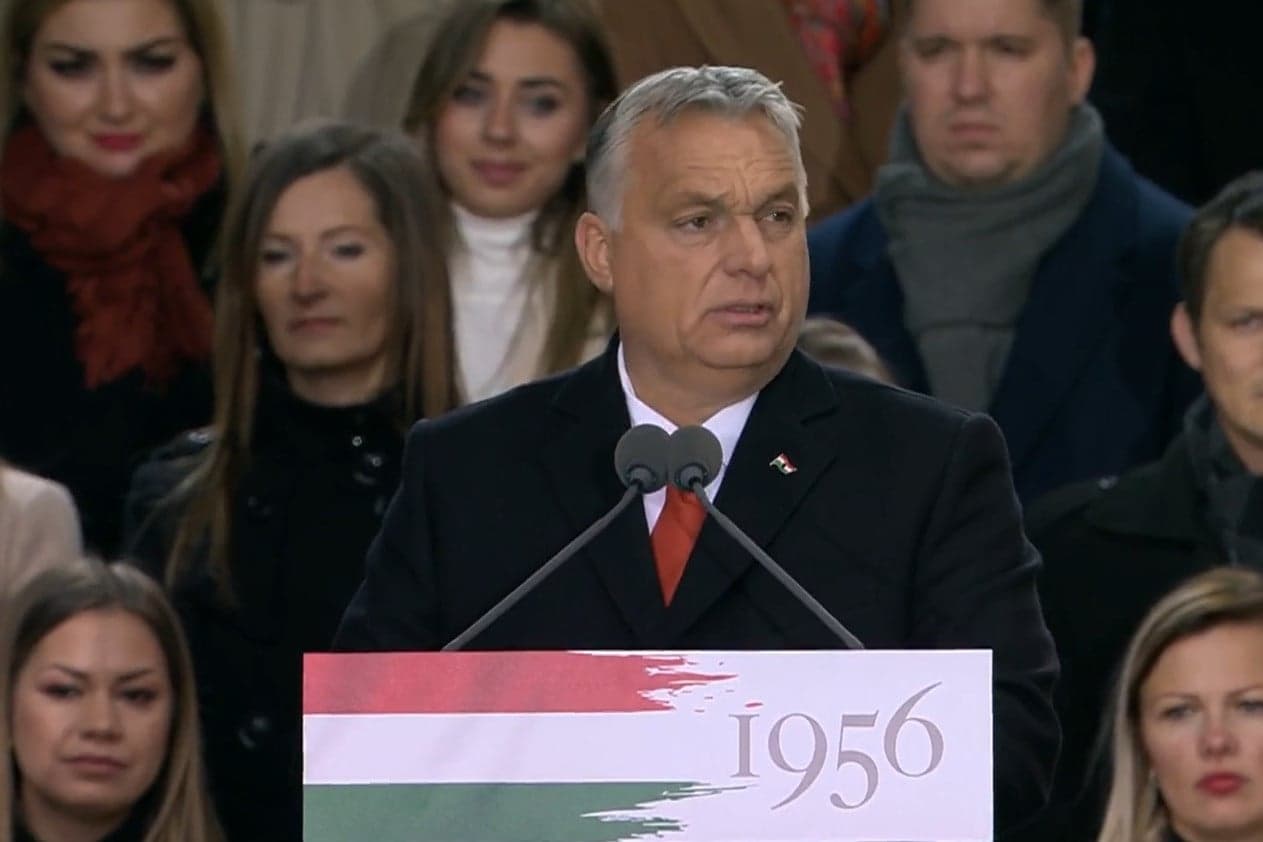 Hatalmas tömeg gyűlt össze Orbán Viktor kormányfő beszédére, melyet az '56-os forradalom és szabadságharc évfordulójának központi rendezvényén mond
