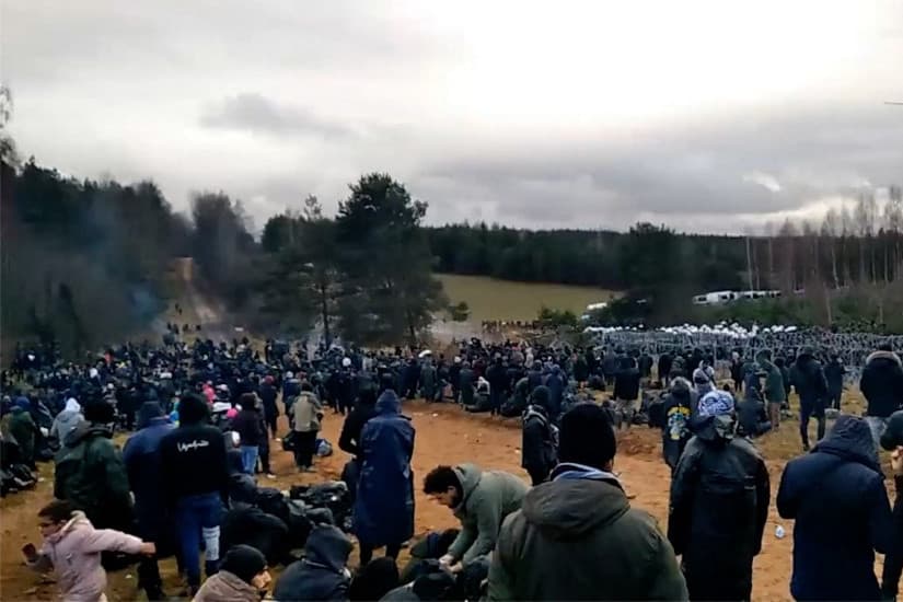 A migránsok drótvágókkal mennek a lengyel kerítésnek