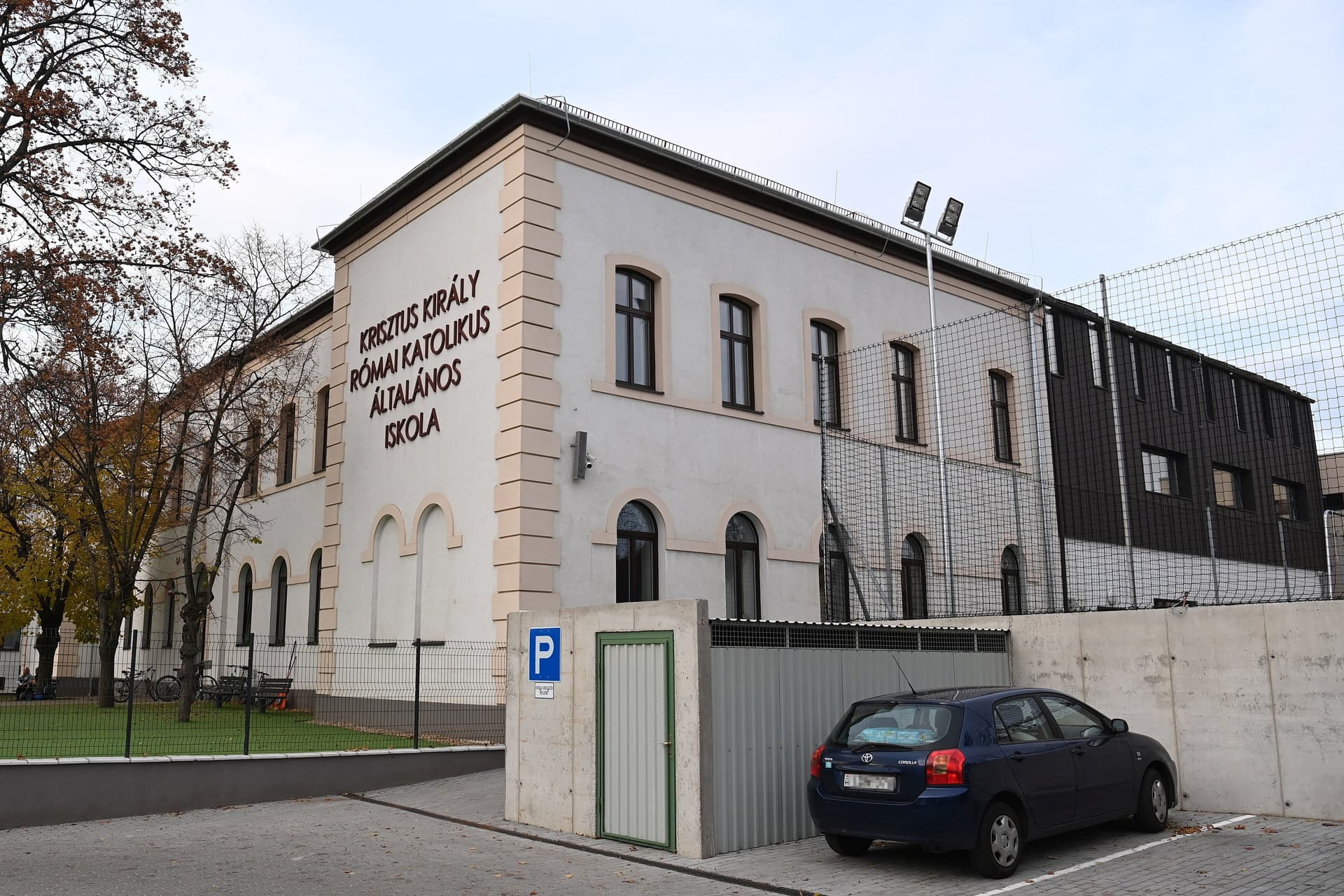 „Aki iskolát épít, az a jövőt építi”