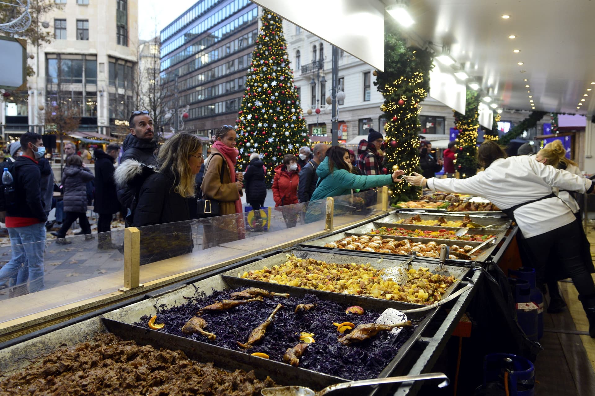 Megnyílt a Vörösmarty téri Adventi- és Karácsonyi Vásár