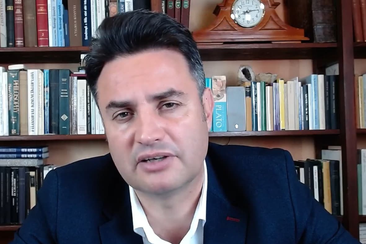 Márki-Zay mindenkit aberráltnak nevez, majd leveszi a maszkját és beleköp