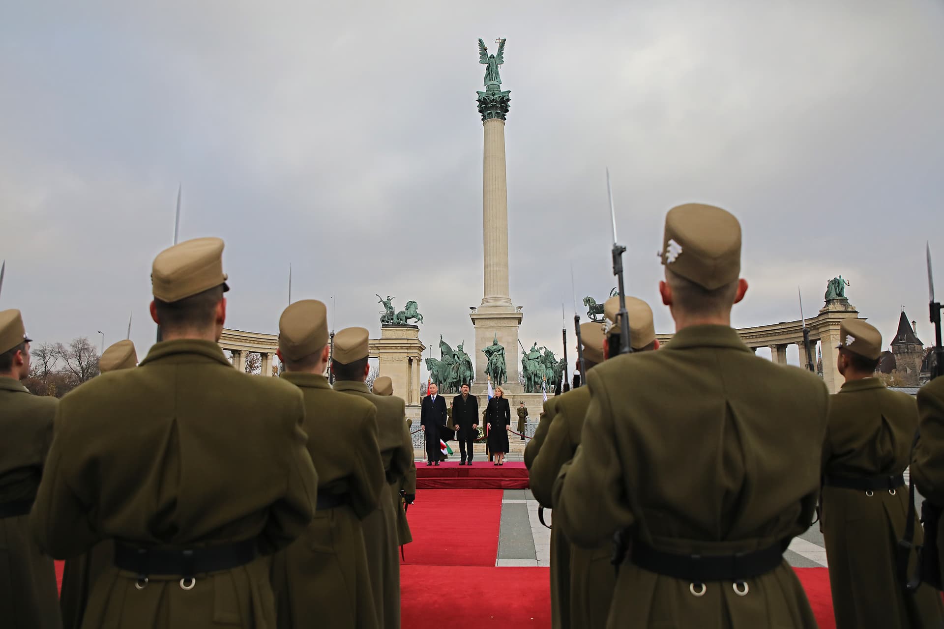 V4, Hősök tere, Áder János