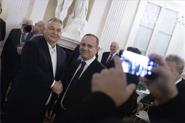 Orbán Viktor, Aurelian Pavelescu