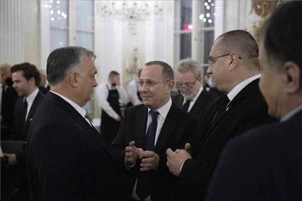 Orbán Viktor, Aurelian Pavelescu