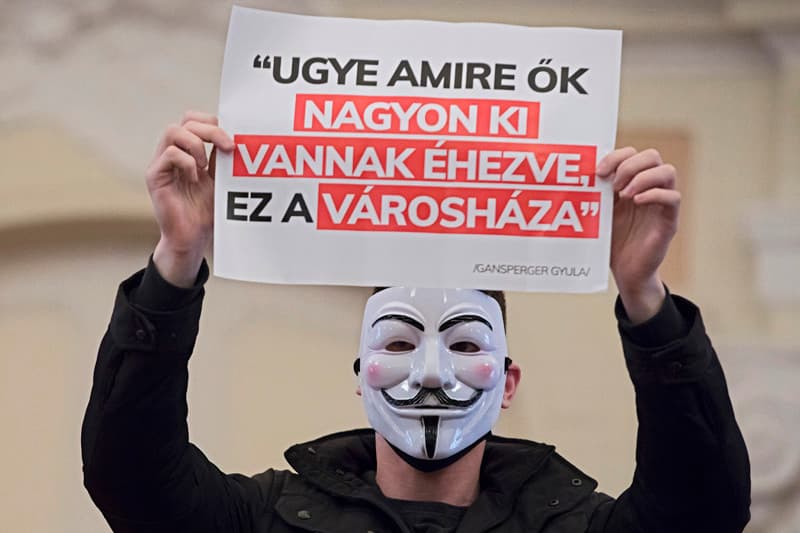 Karácsonyék ellen tüntettek a Városházán