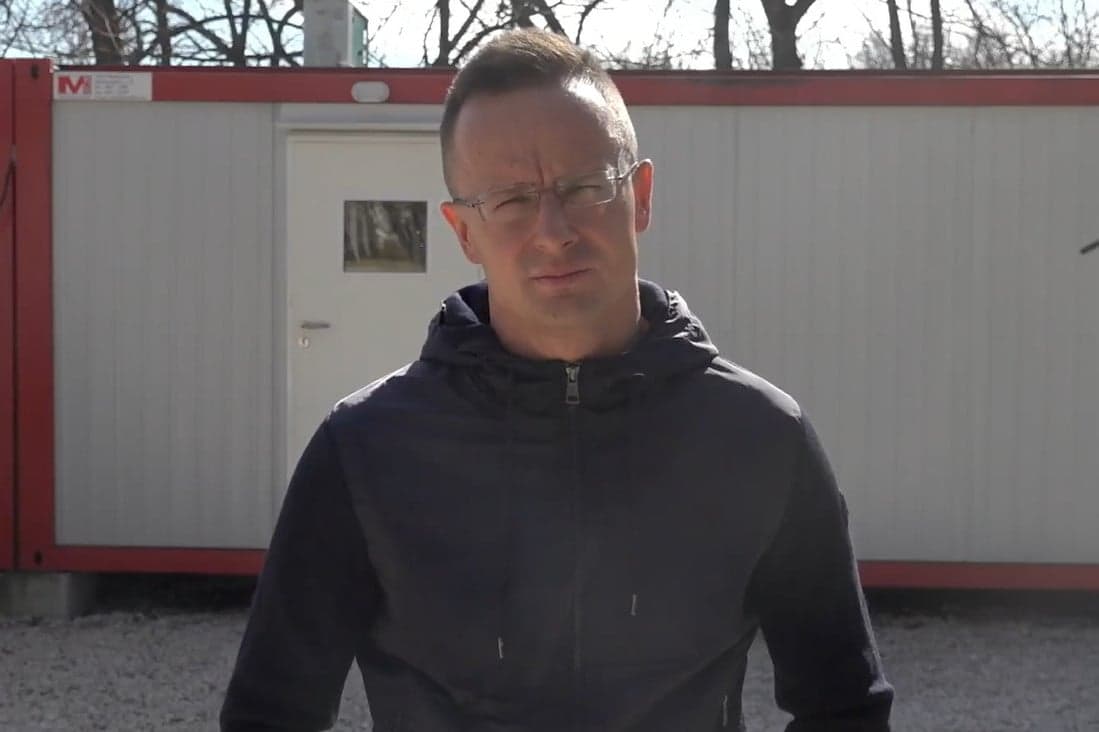 Szijjártó: Veszélyt jelent a fegyverszállítások engedélyezése