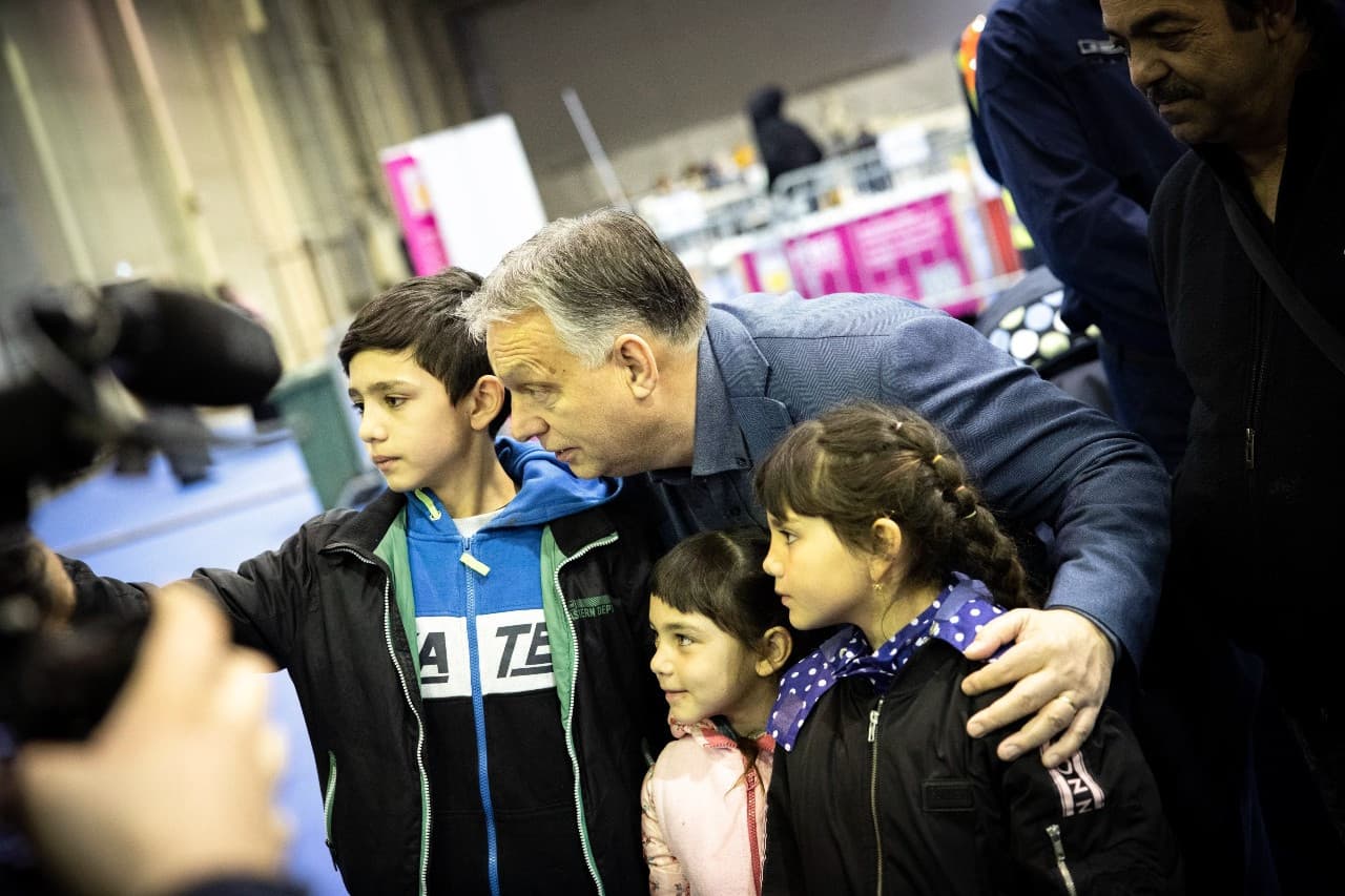 Orbán Viktor miniszterelnök látogatást tesz a budapesti BOK csarnokban