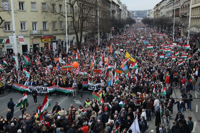 Többszázezren a Békemeneten, néhány ezren a baloldalon